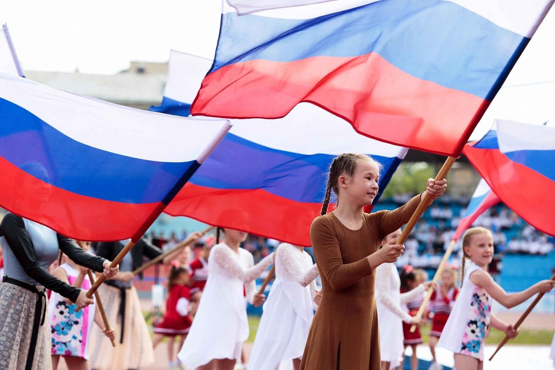 Правительство РФ обеспечит государственной символикой 11 тысяч школ в регионах