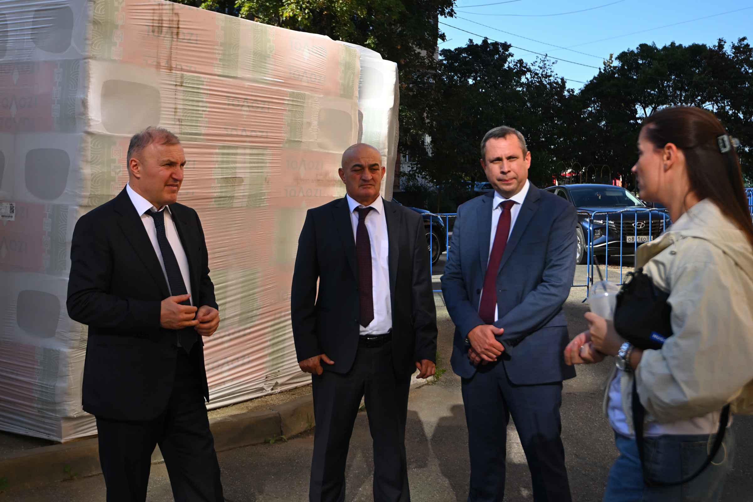 Мурат Кумпилов проверил ход ремонта кровли пострадавшего от пожара многоквартирного дома в Майкопе