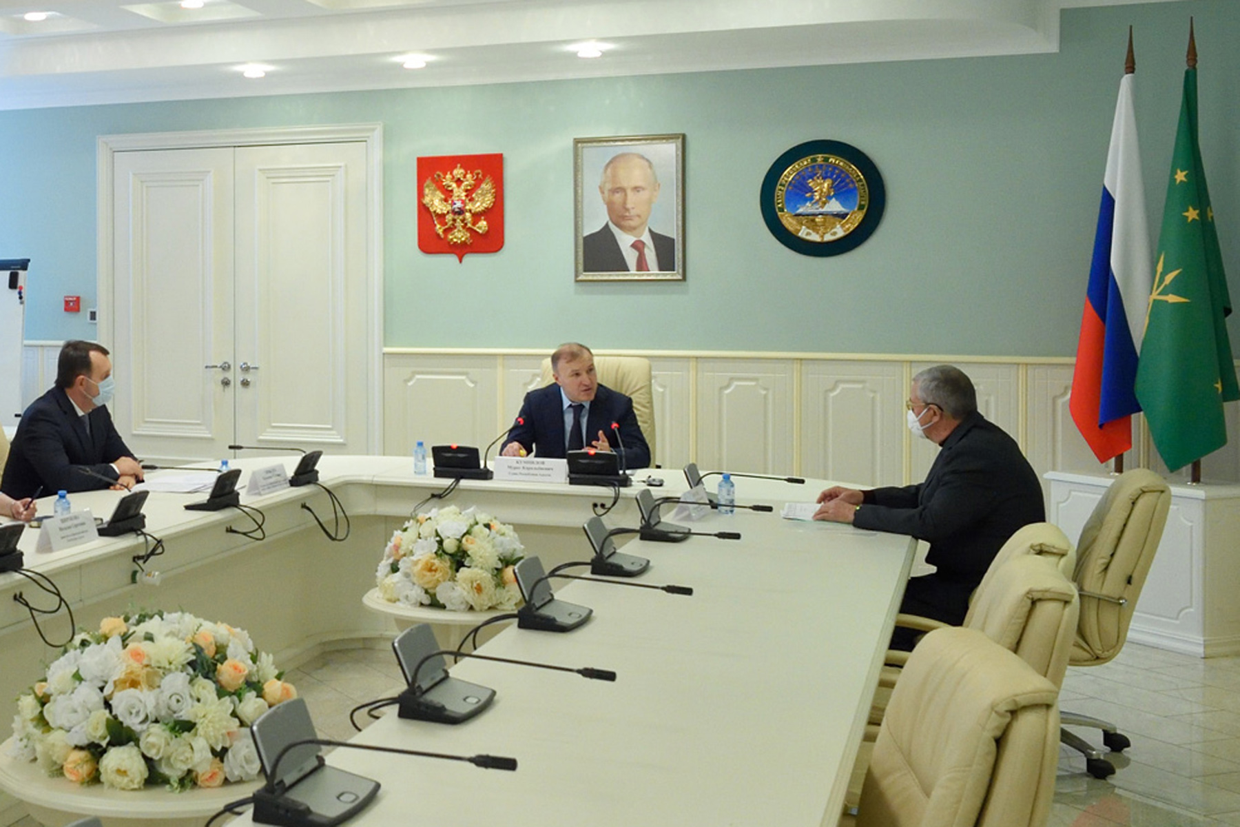 Глава Адыгеи провел встречу с омбудсменом республики