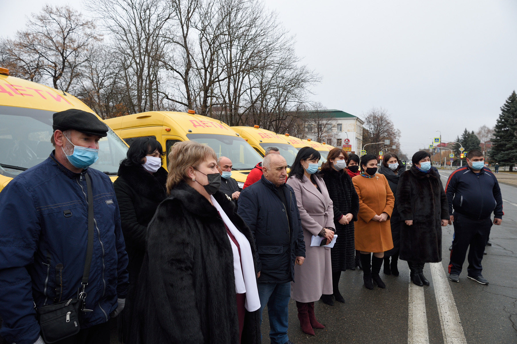 Глава Адыгеи передал муниципалитетам 12 новых школьных автобусов