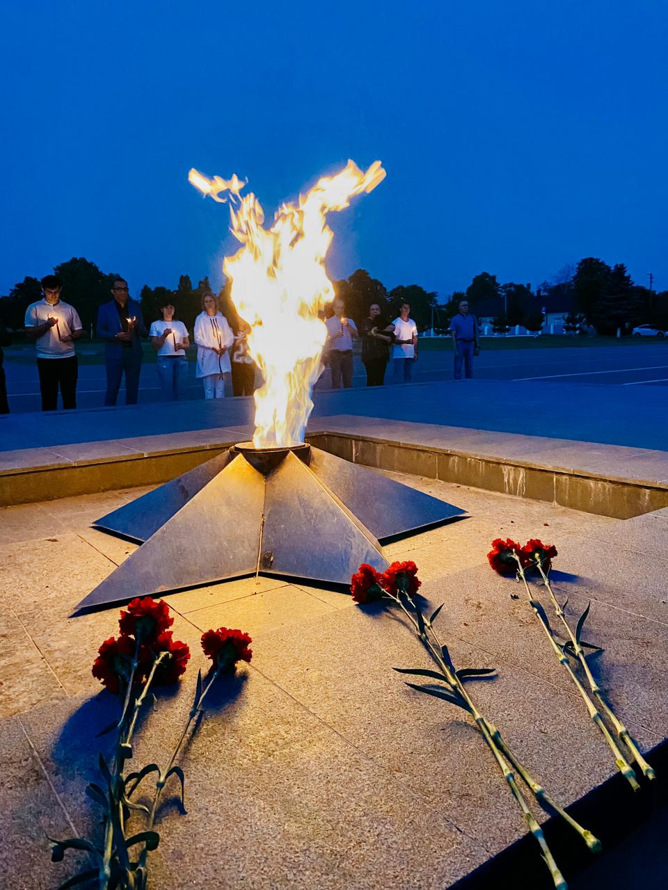 ЦУР Адыгеи провел акцию «Свеча памяти» на мемориале героев Гражданской и Великой Отечественной войн в Майкопе