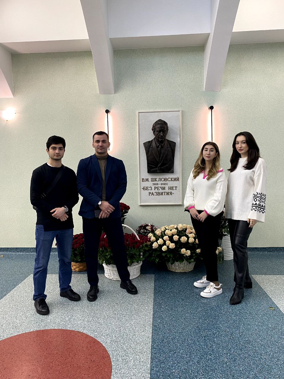 Скульптор из Адыгеи подарил свою работу московскому медицинскому центру