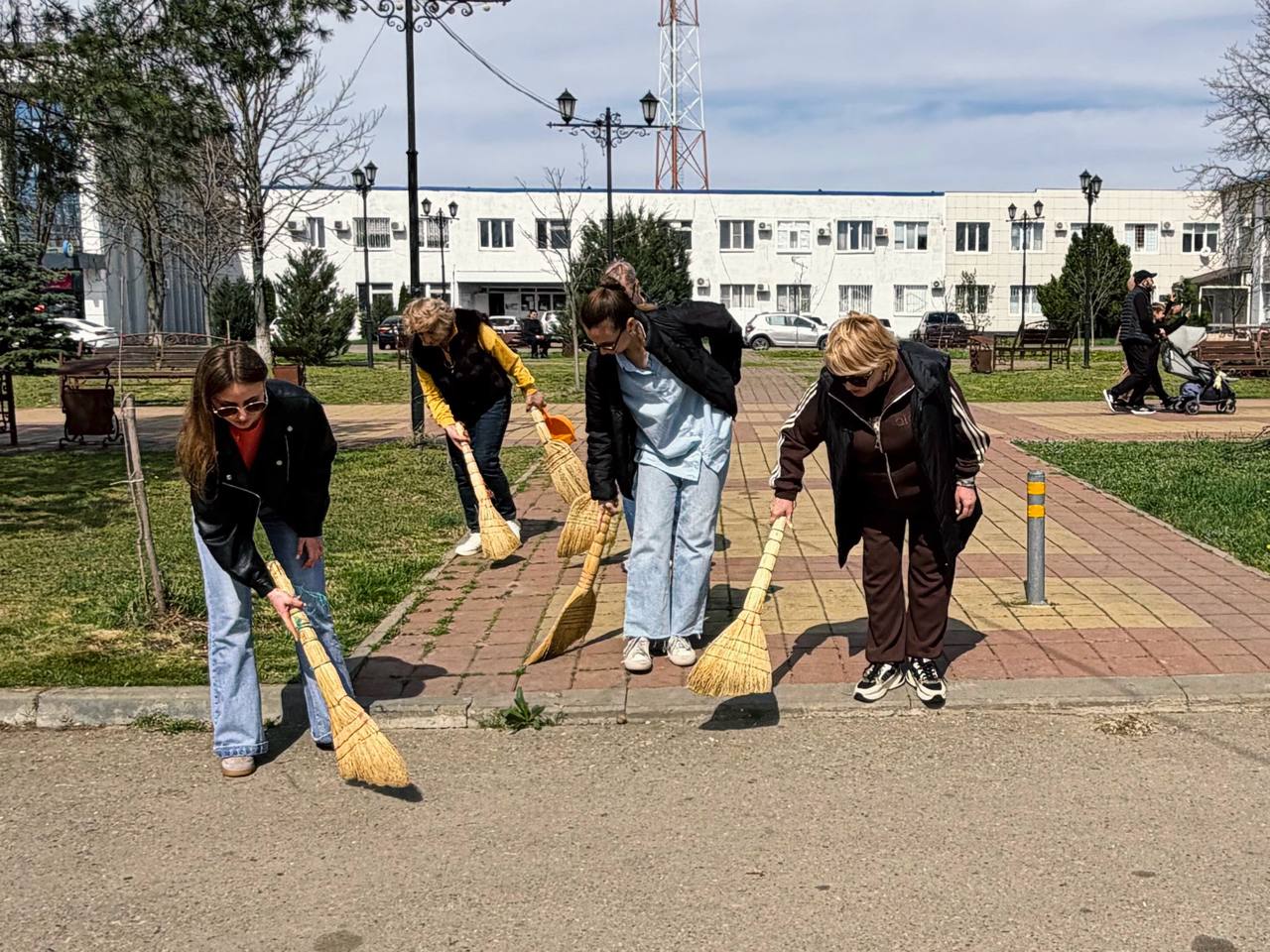 Жители Адыгейска присоединились к республиканскому субботнику