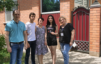 ЦУР и Минтруд РА поздравили семьи Майкопа с Днем семьи, любви и верности
