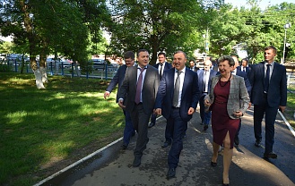 Глава республики проинспектировал строительство школы и детского сада
