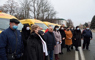 Глава Адыгеи передал муниципалитетам 12 новых школьных автобусов